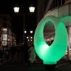 Zahlreiche Menschen besuchen am Samstagabend (30.11.24) die Würzburger Innenstadt. Neben dem Weihnachtsmarkt lockte die Aktion „Würzburger Lichterglanz“. Dieser beinhaltete neben verlängerten Öffnungszeiten vieler Geschäfte und des Weihnachtsmarktes unter anderem stimmungsvolle Illuminationen, Walking-Acts, Ballonglühen und weiteres Rahmenprogramm. Auch Weihnachtsengel mit beleuchteten Flügeln liefen durch die Stadt.