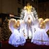 Zahlreiche Menschen besuchen am Samstagabend (30.11.24) die Würzburger Innenstadt. Neben dem Weihnachtsmarkt lockte die Aktion „Würzburger Lichterglanz“. Dieser beinhaltete neben verlängerten Öffnungszeiten vieler Geschäfte und des Weihnachtsmarktes unter anderem stimmungsvolle Illuminationen, Walking-Acts, Ballonglühen und weiteres Rahmenprogramm. Auch Weihnachtsengel mit beleuchteten Flügeln liefen durch die Stadt.