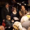 Zahlreiche Menschen besuchen am Samstagabend (30.11.24) die Würzburger Innenstadt. Neben dem Weihnachtsmarkt lockte die Aktion „Würzburger Lichterglanz“. Dieser beinhaltete neben verlängerten Öffnungszeiten vieler Geschäfte und des Weihnachtsmarktes unter anderem stimmungsvolle Illuminationen, Walking-Acts, Ballonglühen und weiteres Rahmenprogramm. Auch Weihnachtsengel mit beleuchteten Flügeln liefen durch die Stadt.