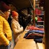 Zahlreiche Menschen besuchen am Samstagabend (30.11.24) die Würzburger Innenstadt. Neben dem Weihnachtsmarkt lockte die Aktion „Würzburger Lichterglanz“. Dieser beinhaltete neben verlängerten Öffnungszeiten vieler Geschäfte und des Weihnachtsmarktes unter anderem stimmungsvolle Illuminationen, Walking-Acts, Ballonglühen und weiteres Rahmenprogramm. Auch Weihnachtsengel mit beleuchteten Flügeln liefen durch die Stadt.