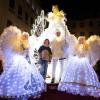 Zahlreiche Menschen besuchen am Samstagabend (30.11.24) die Würzburger Innenstadt. Neben dem Weihnachtsmarkt lockte die Aktion „Würzburger Lichterglanz“. Dieser beinhaltete neben verlängerten Öffnungszeiten vieler Geschäfte und des Weihnachtsmarktes unter anderem stimmungsvolle Illuminationen, Walking-Acts, Ballonglühen und weiteres Rahmenprogramm. Auch Weihnachtsengel mit beleuchteten Flügeln liefen durch die Stadt.