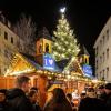 Der Würzburger Weihnachtsmarkt wurde am Freitag durch OB Christian Schuchardt und der Lichtermaid Katharina Wipplinger am Unteren Markt eröffnet. Der Weihnachtsmarkt lockt mit 125 Ständen und Buden zahlreiche Besucher in die Innenstadt.
