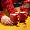 Zahlreiche Menschen besuchen am Samstagabend (30.11.24) die Würzburger Innenstadt. Neben dem Weihnachtsmarkt lockte die Aktion „Würzburger Lichterglanz“. Dieser beinhaltete neben verlängerten Öffnungszeiten vieler Geschäfte und des Weihnachtsmarktes unter anderem stimmungsvolle Illuminationen, Walking-Acts, Ballonglühen und weiteres Rahmenprogramm. Auch Weihnachtsengel mit beleuchteten Flügeln liefen durch die Stadt.