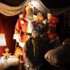 Zahlreiche Menschen besuchen am Samstagabend (30.11.24) die Würzburger Innenstadt. Neben dem Weihnachtsmarkt lockte die Aktion „Würzburger Lichterglanz“. Dieser beinhaltete neben verlängerten Öffnungszeiten vieler Geschäfte und des Weihnachtsmarktes unter anderem stimmungsvolle Illuminationen, Walking-Acts, Ballonglühen und weiteres Rahmenprogramm. Auch Weihnachtsengel mit beleuchteten Flügeln liefen durch die Stadt.