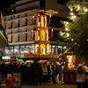 Zahlreiche Menschen besuchen am Samstagabend (30.11.24) die Würzburger Innenstadt. Neben dem Weihnachtsmarkt lockte die Aktion „Würzburger Lichterglanz“. Dieser beinhaltete neben verlängerten Öffnungszeiten vieler Geschäfte und des Weihnachtsmarktes unter anderem stimmungsvolle Illuminationen, Walking-Acts, Ballonglühen und weiteres Rahmenprogramm. Auch Weihnachtsengel mit beleuchteten Flügeln liefen durch die Stadt.