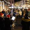 Zahlreiche Menschen besuchen am Samstagabend (30.11.24) die Würzburger Innenstadt. Neben dem Weihnachtsmarkt lockte die Aktion „Würzburger Lichterglanz“. Dieser beinhaltete neben verlängerten Öffnungszeiten vieler Geschäfte und des Weihnachtsmarktes unter anderem stimmungsvolle Illuminationen, Walking-Acts, Ballonglühen und weiteres Rahmenprogramm. Auch Weihnachtsengel mit beleuchteten Flügeln liefen durch die Stadt.