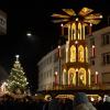 Zahlreiche Menschen besuchen am Samstagabend (30.11.24) die Würzburger Innenstadt. Neben dem Weihnachtsmarkt lockte die Aktion „Würzburger Lichterglanz“. Dieser beinhaltete neben verlängerten Öffnungszeiten vieler Geschäfte und des Weihnachtsmarktes unter anderem stimmungsvolle Illuminationen, Walking-Acts, Ballonglühen und weiteres Rahmenprogramm. Auch Weihnachtsengel mit beleuchteten Flügeln liefen durch die Stadt.