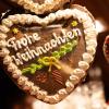 Zahlreiche Menschen besuchen am Samstagabend (30.11.24) die Würzburger Innenstadt. Neben dem Weihnachtsmarkt lockte die Aktion „Würzburger Lichterglanz“. Dieser beinhaltete neben verlängerten Öffnungszeiten vieler Geschäfte und des Weihnachtsmarktes unter anderem stimmungsvolle Illuminationen, Walking-Acts, Ballonglühen und weiteres Rahmenprogramm. Auch Weihnachtsengel mit beleuchteten Flügeln liefen durch die Stadt.