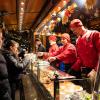 Zahlreiche Menschen besuchen am Samstagabend (30.11.24) die Würzburger Innenstadt. Neben dem Weihnachtsmarkt lockte die Aktion „Würzburger Lichterglanz“. Dieser beinhaltete neben verlängerten Öffnungszeiten vieler Geschäfte und des Weihnachtsmarktes unter anderem stimmungsvolle Illuminationen, Walking-Acts, Ballonglühen und weiteres Rahmenprogramm. Auch Weihnachtsengel mit beleuchteten Flügeln liefen durch die Stadt.