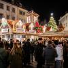 Der Würzburger Weihnachtsmarkt wurde am Freitag durch OB Christian Schuchardt und der Lichtermaid Katharina Wipplinger am Unteren Markt eröffnet. Der Weihnachtsmarkt lockt mit 125 Ständen und Buden zahlreiche Besucher in die Innenstadt.
