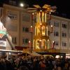 Zahlreiche Menschen besuchen am Samstagabend (30.11.24) die Würzburger Innenstadt. Neben dem Weihnachtsmarkt lockte die Aktion „Würzburger Lichterglanz“. Dieser beinhaltete neben verlängerten Öffnungszeiten vieler Geschäfte und des Weihnachtsmarktes unter anderem stimmungsvolle Illuminationen, Walking-Acts, Ballonglühen und weiteres Rahmenprogramm. Auch Weihnachtsengel mit beleuchteten Flügeln liefen durch die Stadt.