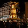 Zahlreiche Menschen besuchen am Samstagabend (30.11.24) die Würzburger Innenstadt. Neben dem Weihnachtsmarkt lockte die Aktion „Würzburger Lichterglanz“. Dieser beinhaltete neben verlängerten Öffnungszeiten vieler Geschäfte und des Weihnachtsmarktes unter anderem stimmungsvolle Illuminationen, Walking-Acts, Ballonglühen und weiteres Rahmenprogramm. Auch Weihnachtsengel mit beleuchteten Flügeln liefen durch die Stadt.