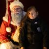Zahlreiche Menschen besuchen am Samstagabend (30.11.24) die Würzburger Innenstadt. Neben dem Weihnachtsmarkt lockte die Aktion „Würzburger Lichterglanz“. Dieser beinhaltete neben verlängerten Öffnungszeiten vieler Geschäfte und des Weihnachtsmarktes unter anderem stimmungsvolle Illuminationen, Walking-Acts, Ballonglühen und weiteres Rahmenprogramm. Auch Weihnachtsengel mit beleuchteten Flügeln liefen durch die Stadt.