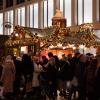 Zahlreiche Menschen besuchen am Samstagabend (30.11.24) die Würzburger Innenstadt. Neben dem Weihnachtsmarkt lockte die Aktion „Würzburger Lichterglanz“. Dieser beinhaltete neben verlängerten Öffnungszeiten vieler Geschäfte und des Weihnachtsmarktes unter anderem stimmungsvolle Illuminationen, Walking-Acts, Ballonglühen und weiteres Rahmenprogramm. Auch Weihnachtsengel mit beleuchteten Flügeln liefen durch die Stadt.