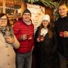 Zahlreiche Menschen besuchen am Samstagabend (30.11.24) die Würzburger Innenstadt. Neben dem Weihnachtsmarkt lockte die Aktion „Würzburger Lichterglanz“. Dieser beinhaltete neben verlängerten Öffnungszeiten vieler Geschäfte und des Weihnachtsmarktes unter anderem stimmungsvolle Illuminationen, Walking-Acts, Ballonglühen und weiteres Rahmenprogramm. Auch Weihnachtsengel mit beleuchteten Flügeln liefen durch die Stadt.