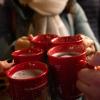 Zahlreiche Menschen besuchen am Samstagabend (30.11.24) die Würzburger Innenstadt. Neben dem Weihnachtsmarkt lockte die Aktion „Würzburger Lichterglanz“. Dieser beinhaltete neben verlängerten Öffnungszeiten vieler Geschäfte und des Weihnachtsmarktes unter anderem stimmungsvolle Illuminationen, Walking-Acts, Ballonglühen und weiteres Rahmenprogramm. Auch Weihnachtsengel mit beleuchteten Flügeln liefen durch die Stadt.
