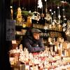 Zahlreiche Menschen besuchen am Samstagabend (30.11.24) die Würzburger Innenstadt. Neben dem Weihnachtsmarkt lockte die Aktion „Würzburger Lichterglanz“. Dieser beinhaltete neben verlängerten Öffnungszeiten vieler Geschäfte und des Weihnachtsmarktes unter anderem stimmungsvolle Illuminationen, Walking-Acts, Ballonglühen und weiteres Rahmenprogramm. Auch Weihnachtsengel mit beleuchteten Flügeln liefen durch die Stadt.