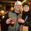 Zahlreiche Menschen besuchen am Samstagabend (30.11.24) die Würzburger Innenstadt. Neben dem Weihnachtsmarkt lockte die Aktion „Würzburger Lichterglanz“. Dieser beinhaltete neben verlängerten Öffnungszeiten vieler Geschäfte und des Weihnachtsmarktes unter anderem stimmungsvolle Illuminationen, Walking-Acts, Ballonglühen und weiteres Rahmenprogramm. Auch Weihnachtsengel mit beleuchteten Flügeln liefen durch die Stadt.