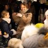 Zahlreiche Menschen besuchen am Samstagabend (30.11.24) die Würzburger Innenstadt. Neben dem Weihnachtsmarkt lockte die Aktion „Würzburger Lichterglanz“. Dieser beinhaltete neben verlängerten Öffnungszeiten vieler Geschäfte und des Weihnachtsmarktes unter anderem stimmungsvolle Illuminationen, Walking-Acts, Ballonglühen und weiteres Rahmenprogramm. Auch Weihnachtsengel mit beleuchteten Flügeln liefen durch die Stadt.