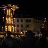 Zahlreiche Menschen besuchen am Samstagabend (30.11.24) die Würzburger Innenstadt. Neben dem Weihnachtsmarkt lockte die Aktion „Würzburger Lichterglanz“. Dieser beinhaltete neben verlängerten Öffnungszeiten vieler Geschäfte und des Weihnachtsmarktes unter anderem stimmungsvolle Illuminationen, Walking-Acts, Ballonglühen und weiteres Rahmenprogramm. Auch Weihnachtsengel mit beleuchteten Flügeln liefen durch die Stadt.