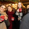 Zahlreiche Menschen besuchen am Samstagabend (30.11.24) die Würzburger Innenstadt. Neben dem Weihnachtsmarkt lockte die Aktion „Würzburger Lichterglanz“. Dieser beinhaltete neben verlängerten Öffnungszeiten vieler Geschäfte und des Weihnachtsmarktes unter anderem stimmungsvolle Illuminationen, Walking-Acts, Ballonglühen und weiteres Rahmenprogramm. Auch Weihnachtsengel mit beleuchteten Flügeln liefen durch die Stadt.