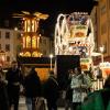 Zahlreiche Menschen besuchen am Samstagabend (30.11.24) die Würzburger Innenstadt. Neben dem Weihnachtsmarkt lockte die Aktion „Würzburger Lichterglanz“. Dieser beinhaltete neben verlängerten Öffnungszeiten vieler Geschäfte und des Weihnachtsmarktes unter anderem stimmungsvolle Illuminationen, Walking-Acts, Ballonglühen und weiteres Rahmenprogramm. Auch Weihnachtsengel mit beleuchteten Flügeln liefen durch die Stadt.