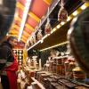 Zahlreiche Menschen besuchen am Samstagabend (30.11.24) die Würzburger Innenstadt. Neben dem Weihnachtsmarkt lockte die Aktion „Würzburger Lichterglanz“. Dieser beinhaltete neben verlängerten Öffnungszeiten vieler Geschäfte und des Weihnachtsmarktes unter anderem stimmungsvolle Illuminationen, Walking-Acts, Ballonglühen und weiteres Rahmenprogramm. Auch Weihnachtsengel mit beleuchteten Flügeln liefen durch die Stadt.