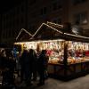 Zahlreiche Menschen besuchen am Samstagabend (30.11.24) die Würzburger Innenstadt. Neben dem Weihnachtsmarkt lockte die Aktion „Würzburger Lichterglanz“. Dieser beinhaltete neben verlängerten Öffnungszeiten vieler Geschäfte und des Weihnachtsmarktes unter anderem stimmungsvolle Illuminationen, Walking-Acts, Ballonglühen und weiteres Rahmenprogramm. Auch Weihnachtsengel mit beleuchteten Flügeln liefen durch die Stadt.