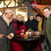 Zahlreiche Menschen besuchen am Samstagabend (30.11.24) die Würzburger Innenstadt. Neben dem Weihnachtsmarkt lockte die Aktion „Würzburger Lichterglanz“. Dieser beinhaltete neben verlängerten Öffnungszeiten vieler Geschäfte und des Weihnachtsmarktes unter anderem stimmungsvolle Illuminationen, Walking-Acts, Ballonglühen und weiteres Rahmenprogramm. Auch Weihnachtsengel mit beleuchteten Flügeln liefen durch die Stadt.