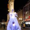 Zahlreiche Menschen besuchen am Samstagabend (30.11.24) die Würzburger Innenstadt. Neben dem Weihnachtsmarkt lockte die Aktion „Würzburger Lichterglanz“. Dieser beinhaltete neben verlängerten Öffnungszeiten vieler Geschäfte und des Weihnachtsmarktes unter anderem stimmungsvolle Illuminationen, Walking-Acts, Ballonglühen und weiteres Rahmenprogramm. Auch Weihnachtsengel mit beleuchteten Flügeln liefen durch die Stadt.