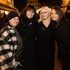 Zahlreiche Menschen besuchen am Samstagabend (30.11.24) die Würzburger Innenstadt. Neben dem Weihnachtsmarkt lockte die Aktion „Würzburger Lichterglanz“. Dieser beinhaltete neben verlängerten Öffnungszeiten vieler Geschäfte und des Weihnachtsmarktes unter anderem stimmungsvolle Illuminationen, Walking-Acts, Ballonglühen und weiteres Rahmenprogramm. Auch Weihnachtsengel mit beleuchteten Flügeln liefen durch die Stadt.