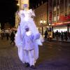 Zahlreiche Menschen besuchen am Samstagabend (30.11.24) die Würzburger Innenstadt. Neben dem Weihnachtsmarkt lockte die Aktion „Würzburger Lichterglanz“. Dieser beinhaltete neben verlängerten Öffnungszeiten vieler Geschäfte und des Weihnachtsmarktes unter anderem stimmungsvolle Illuminationen, Walking-Acts, Ballonglühen und weiteres Rahmenprogramm. Auch Weihnachtsengel mit beleuchteten Flügeln liefen durch die Stadt.