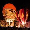 Zahlreiche Menschen besuchen am Samstagabend (30.11.24) die Würzburger Innenstadt. Neben dem Weihnachtsmarkt lockte die Aktion „Würzburger Lichterglanz“. Dieser beinhaltete neben verlängerten Öffnungszeiten vieler Geschäfte und des Weihnachtsmarktes unter anderem stimmungsvolle Illuminationen, Walking-Acts, Ballonglühen und weiteres Rahmenprogramm. Auch Weihnachtsengel mit beleuchteten Flügeln liefen durch die Stadt.
