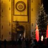 Zahlreiche Menschen besuchen am Samstagabend (30.11.24) die Würzburger Innenstadt. Neben dem Weihnachtsmarkt lockte die Aktion „Würzburger Lichterglanz“. Dieser beinhaltete neben verlängerten Öffnungszeiten vieler Geschäfte und des Weihnachtsmarktes unter anderem stimmungsvolle Illuminationen, Walking-Acts, Ballonglühen und weiteres Rahmenprogramm. Auch Weihnachtsengel mit beleuchteten Flügeln liefen durch die Stadt.