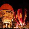 Zahlreiche Menschen besuchen am Samstagabend (30.11.24) die Würzburger Innenstadt. Neben dem Weihnachtsmarkt lockte die Aktion „Würzburger Lichterglanz“. Dieser beinhaltete neben verlängerten Öffnungszeiten vieler Geschäfte und des Weihnachtsmarktes unter anderem stimmungsvolle Illuminationen, Walking-Acts, Ballonglühen und weiteres Rahmenprogramm. Auch Weihnachtsengel mit beleuchteten Flügeln liefen durch die Stadt.