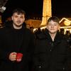 Zahlreiche Menschen besuchen am Samstagabend (30.11.24) die Würzburger Innenstadt. Neben dem Weihnachtsmarkt lockte die Aktion „Würzburger Lichterglanz“. Dieser beinhaltete neben verlängerten Öffnungszeiten vieler Geschäfte und des Weihnachtsmarktes unter anderem stimmungsvolle Illuminationen, Walking-Acts, Ballonglühen und weiteres Rahmenprogramm. Auch Weihnachtsengel mit beleuchteten Flügeln liefen durch die Stadt.