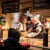 Der Würzburger Weihnachtsmarkt wurde am Freitag durch OB Christian Schuchardt und der Lichtermaid Katharina Wipplinger am Unteren Markt eröffnet. Der Weihnachtsmarkt lockt mit 125 Ständen und Buden zahlreiche Besucher in die Innenstadt.