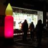 Zahlreiche Menschen besuchen am Samstagabend (30.11.24) die Würzburger Innenstadt. Neben dem Weihnachtsmarkt lockte die Aktion „Würzburger Lichterglanz“. Dieser beinhaltete neben verlängerten Öffnungszeiten vieler Geschäfte und des Weihnachtsmarktes unter anderem stimmungsvolle Illuminationen, Walking-Acts, Ballonglühen und weiteres Rahmenprogramm. Auch Weihnachtsengel mit beleuchteten Flügeln liefen durch die Stadt.