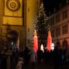 Zahlreiche Menschen besuchen am Samstagabend (30.11.24) die Würzburger Innenstadt. Neben dem Weihnachtsmarkt lockte die Aktion „Würzburger Lichterglanz“. Dieser beinhaltete neben verlängerten Öffnungszeiten vieler Geschäfte und des Weihnachtsmarktes unter anderem stimmungsvolle Illuminationen, Walking-Acts, Ballonglühen und weiteres Rahmenprogramm. Auch Weihnachtsengel mit beleuchteten Flügeln liefen durch die Stadt.