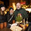 Zahlreiche Menschen besuchen am Samstagabend (30.11.24) die Würzburger Innenstadt. Neben dem Weihnachtsmarkt lockte die Aktion „Würzburger Lichterglanz“. Dieser beinhaltete neben verlängerten Öffnungszeiten vieler Geschäfte und des Weihnachtsmarktes unter anderem stimmungsvolle Illuminationen, Walking-Acts, Ballonglühen und weiteres Rahmenprogramm. Auch Weihnachtsengel mit beleuchteten Flügeln liefen durch die Stadt.