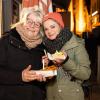 Zahlreiche Menschen besuchen am Samstagabend (30.11.24) die Würzburger Innenstadt. Neben dem Weihnachtsmarkt lockte die Aktion „Würzburger Lichterglanz“. Dieser beinhaltete neben verlängerten Öffnungszeiten vieler Geschäfte und des Weihnachtsmarktes unter anderem stimmungsvolle Illuminationen, Walking-Acts, Ballonglühen und weiteres Rahmenprogramm. Auch Weihnachtsengel mit beleuchteten Flügeln liefen durch die Stadt.