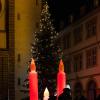 Zahlreiche Menschen besuchen am Samstagabend (30.11.24) die Würzburger Innenstadt. Neben dem Weihnachtsmarkt lockte die Aktion „Würzburger Lichterglanz“. Dieser beinhaltete neben verlängerten Öffnungszeiten vieler Geschäfte und des Weihnachtsmarktes unter anderem stimmungsvolle Illuminationen, Walking-Acts, Ballonglühen und weiteres Rahmenprogramm. Auch Weihnachtsengel mit beleuchteten Flügeln liefen durch die Stadt.