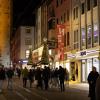 Zahlreiche Menschen besuchen am Samstagabend (30.11.24) die Würzburger Innenstadt. Neben dem Weihnachtsmarkt lockte die Aktion „Würzburger Lichterglanz“. Dieser beinhaltete neben verlängerten Öffnungszeiten vieler Geschäfte und des Weihnachtsmarktes unter anderem stimmungsvolle Illuminationen, Walking-Acts, Ballonglühen und weiteres Rahmenprogramm. Auch Weihnachtsengel mit beleuchteten Flügeln liefen durch die Stadt.