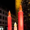 Zahlreiche Menschen besuchen am Samstagabend (30.11.24) die Würzburger Innenstadt. Neben dem Weihnachtsmarkt lockte die Aktion „Würzburger Lichterglanz“. Dieser beinhaltete neben verlängerten Öffnungszeiten vieler Geschäfte und des Weihnachtsmarktes unter anderem stimmungsvolle Illuminationen, Walking-Acts, Ballonglühen und weiteres Rahmenprogramm. Auch Weihnachtsengel mit beleuchteten Flügeln liefen durch die Stadt.