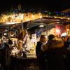 Zahlreiche Menschen besuchen am Samstagabend (30.11.24) die Würzburger Innenstadt. Neben dem Weihnachtsmarkt lockte die Aktion „Würzburger Lichterglanz“. Dieser beinhaltete neben verlängerten Öffnungszeiten vieler Geschäfte und des Weihnachtsmarktes unter anderem stimmungsvolle Illuminationen, Walking-Acts, Ballonglühen und weiteres Rahmenprogramm. Auch Weihnachtsengel mit beleuchteten Flügeln liefen durch die Stadt.
