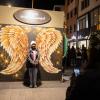 Zahlreiche Menschen besuchen am Samstagabend (30.11.24) die Würzburger Innenstadt. Neben dem Weihnachtsmarkt lockte die Aktion „Würzburger Lichterglanz“. Dieser beinhaltete neben verlängerten Öffnungszeiten vieler Geschäfte und des Weihnachtsmarktes unter anderem stimmungsvolle Illuminationen, Walking-Acts, Ballonglühen und weiteres Rahmenprogramm. Auch Weihnachtsengel mit beleuchteten Flügeln liefen durch die Stadt.