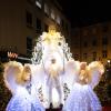 Zahlreiche Menschen besuchen am Samstagabend (30.11.24) die Würzburger Innenstadt. Neben dem Weihnachtsmarkt lockte die Aktion „Würzburger Lichterglanz“. Dieser beinhaltete neben verlängerten Öffnungszeiten vieler Geschäfte und des Weihnachtsmarktes unter anderem stimmungsvolle Illuminationen, Walking-Acts, Ballonglühen und weiteres Rahmenprogramm. Auch Weihnachtsengel mit beleuchteten Flügeln liefen durch die Stadt.