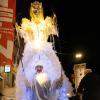 Zahlreiche Menschen besuchen am Samstagabend (30.11.24) die Würzburger Innenstadt. Neben dem Weihnachtsmarkt lockte die Aktion „Würzburger Lichterglanz“. Dieser beinhaltete neben verlängerten Öffnungszeiten vieler Geschäfte und des Weihnachtsmarktes unter anderem stimmungsvolle Illuminationen, Walking-Acts, Ballonglühen und weiteres Rahmenprogramm. Auch Weihnachtsengel mit beleuchteten Flügeln liefen durch die Stadt.