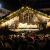 Zahlreiche Menschen besuchen am Samstagabend (30.11.24) die Würzburger Innenstadt. Neben dem Weihnachtsmarkt lockte die Aktion „Würzburger Lichterglanz“. Dieser beinhaltete neben verlängerten Öffnungszeiten vieler Geschäfte und des Weihnachtsmarktes unter anderem stimmungsvolle Illuminationen, Walking-Acts, Ballonglühen und weiteres Rahmenprogramm. Auch Weihnachtsengel mit beleuchteten Flügeln liefen durch die Stadt.