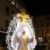 Zahlreiche Menschen besuchen am Samstagabend (30.11.24) die Würzburger Innenstadt. Neben dem Weihnachtsmarkt lockte die Aktion „Würzburger Lichterglanz“. Dieser beinhaltete neben verlängerten Öffnungszeiten vieler Geschäfte und des Weihnachtsmarktes unter anderem stimmungsvolle Illuminationen, Walking-Acts, Ballonglühen und weiteres Rahmenprogramm. Auch Weihnachtsengel mit beleuchteten Flügeln liefen durch die Stadt.